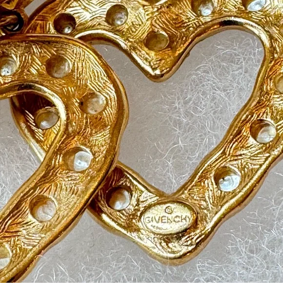 GIVENCHY AMAZING VINTAGE HEART PEARL GOLD TONE EARRINGS 1990s inv tag 12